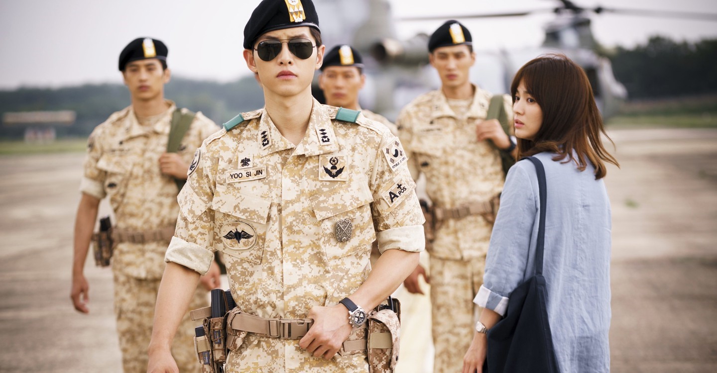 Salah satu scene pada Drama Korea Descendants of The Sun - justwatch.com
